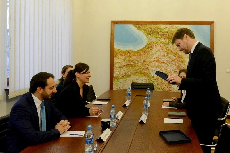 სოფიო ქაცარავა ჯასტინ მაკკენზი სმიტს შეხვდა