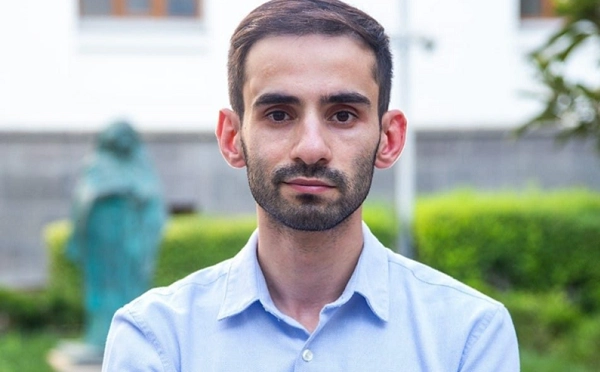  პოლიციამ დააკავა გოგო, რომელსაც ტროტუარზე შარფის ტარების გამო 15 დღემდე პატიმრობა ემუქრება - ნიკა სიმონიშვილი
