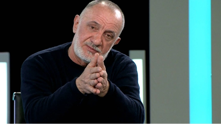 მთელმა მსოფლიომ იხილა ჩოქბჯენში მდგომი საქართველოს მხედართმთავარი და პრეზიდენტი - გოგა ხაინდრავა