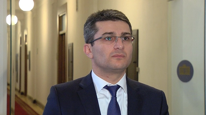 ეს ის პროცესია, რომელიც პარლამენტში იყო და რაც რამდენიმე ადამიანის წასვლით შემოიფარგლა - მდინარაძე ჯიშკარიანისა და შაქარიშვილის გადაწყვეტილებაზე