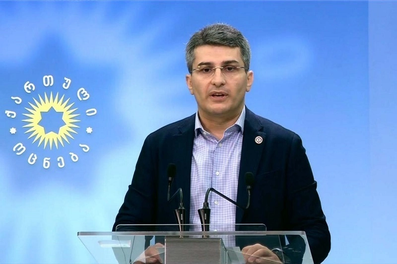 გიული ალასანია აფორმებს კონტრაქტს ლობისტურ კომპანიასთან, რომელიც იღებს პასუხისმგებლობას, გაუწიოს პიარკამპანია სააკაშვილის გადაყვანას ჰუმანიტარული მისიით - მდინარაძე
