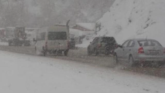 ფასანაურთან ჩარჩენილია 300-მდე ავტომობილი - არსებული ინფორმაციით არიან გარდაცვლილებიც