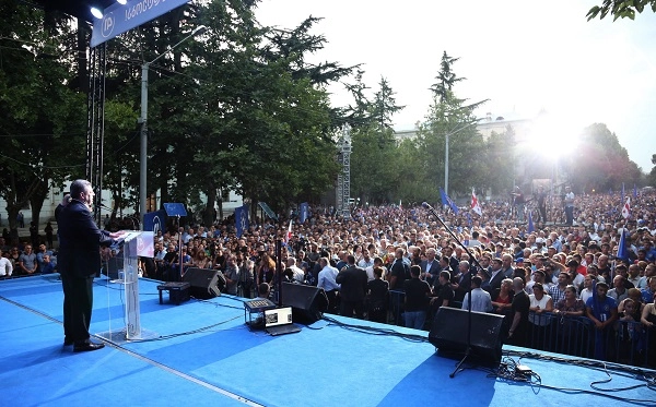 გიორგი კვირიკაშვილმა რუსთავში შეკრებილ მოსახლეობას ქვემო ქართლის მაჟორიტარი დეპუტატობის კანდიდატები წარუდგინა