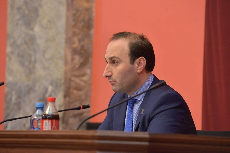 გაეთრიე გარეთ, შე უზრდელო - ანრი ოხანაშვილი ლევან გოგიჩაიშვილს