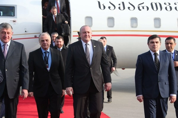  საქართველოს პრეზიდენტის სამუშაო ვიზიტი აზერბაიჯანის დედაქალაქში დაიწყო