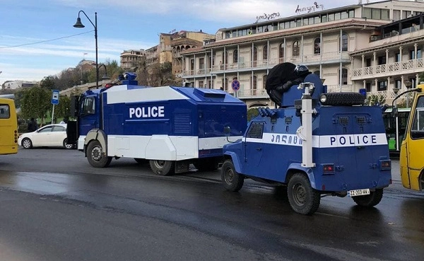 წყლის ჭავლის მანქანები ევროპის მოედანზე არიან განლაგებულნი 