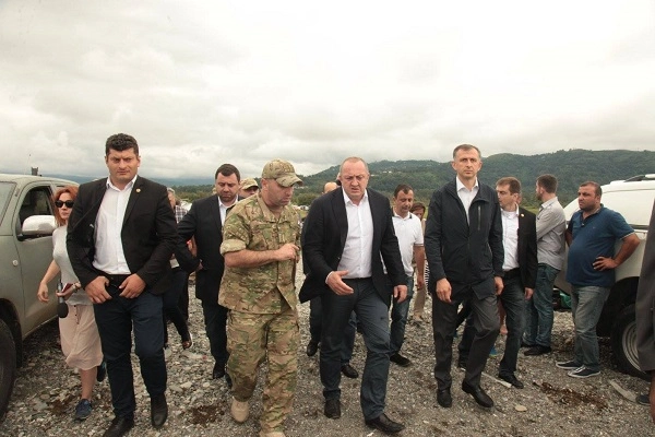 ზურაბ პატარაძე პრეზიდენტთან ერთად სამხედროების სამძებრო-სამაშველო ღონისძიებს აკვირდებოდა