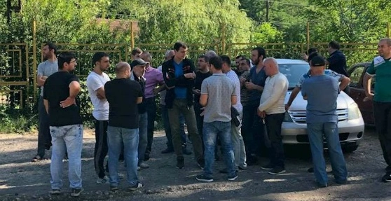 ტყიბულში აქციის მონაწილეები „საქნახშირის“ გენერალურ დირექტორს დაუპირისპირდნენ