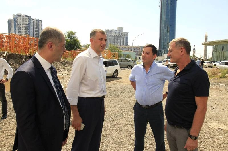 ზურაბ პატარაძე სასტუმრო ,,მეგაპოლისის" მშენებლობის პროცესს გაეცნო