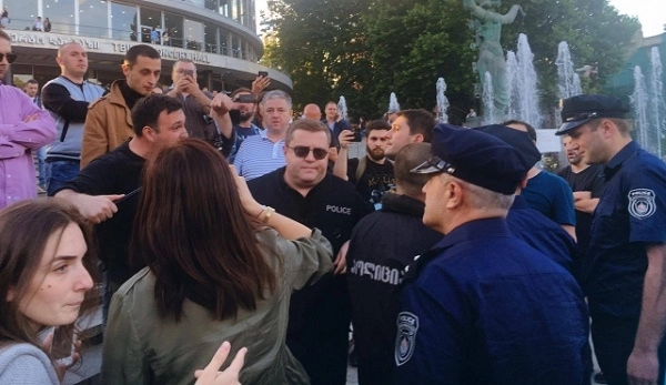 ფილარმონიასთან „ქართული მარშის“ აქტივისტები დააკავეს