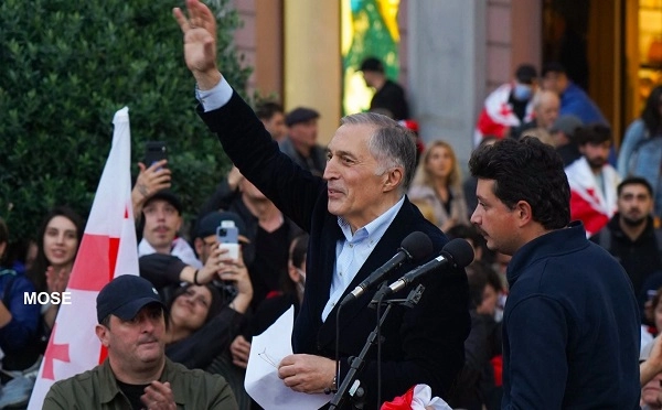 სანამ ჩავედით სასახლესთან, ჯებირი უკვე მოტეხილი იყო, როცა დავინახე, შეტაკება იწყება, გადავძვერი, მე აქეთ ვაჩერებდი, მურთაზი იქით - პაატა ბურჭულაძე