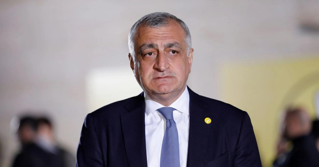 მხოლოდ სირცხვილი არ არის ის გრძნობა, რომელიც გეუფლება ასეთი კადრების ნახვის დროს, როდესაც ათრევენ ქვეყნის მესამე პრეზიდენტს - მამუკა ხაზარაძე 