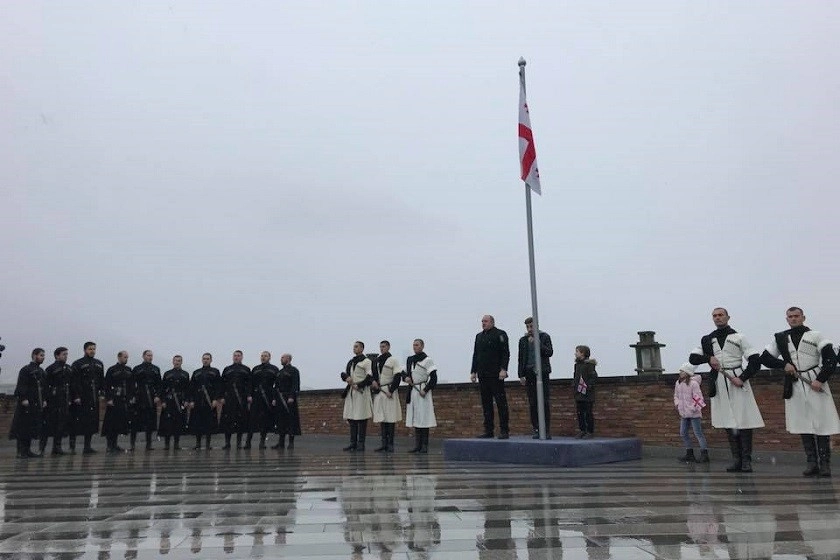 პრეზიდენტმა საქართველოს დროშა გიორგი ანწუხელიძისა და ზაზა დამენიას შვილებთან ერთად აღმართა