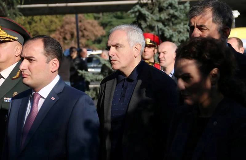 მთავრობის წევრებმა დაღუპულ გმირთა მემორიალი გვირგვინით შეამკეს
