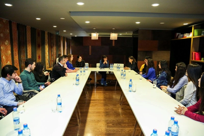 პრეზიდენტის მრჩეველი ეთნიკური უმცირესობის საკითხებში სოფიო შამანიდი სტუდენტებს შეხვდა
