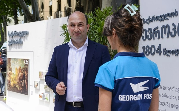 "საქართველოს ფოსტა" რუსთაველზე წარმოდგენილია საფოსტო ატრიბუტიკით, რომელიც დაკავშირებულია ქვეყნის დამოუკიდებლობასთან და ევროპული ოჯახისკენ მიმავალ გზაზე ჩვენს საქმიანობასთან - ლევან ჩიკვაიძე