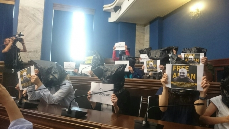 ჟურნალისტები სხდომაზე ტომარაჩამოცმულები შევიდნენ - პროტესტი პარლამენტში