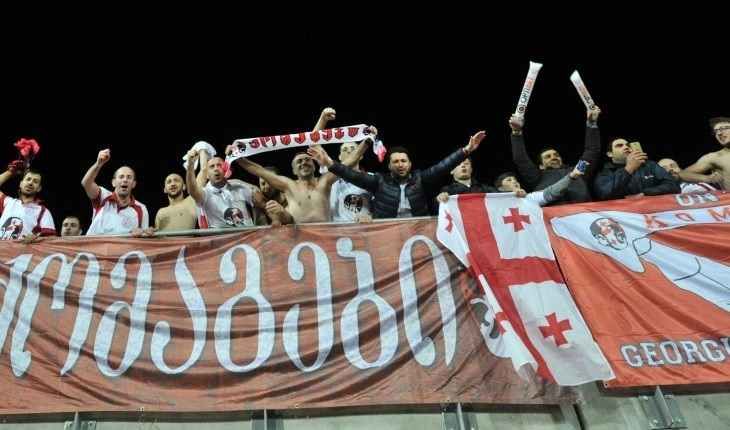 ფეხბურთის მატჩის მიმდინარეობისას ქართველი და ლატვიელი გულშემატკივრები „პუტინ ხუილო“-ს ერთად მღეროდნენ (ვიდეო)