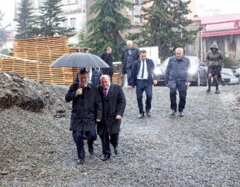 წვიმიანი ბათუმი და პრემიერი ქოლგით