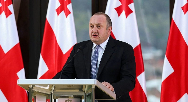 პრეზიდენტი მე-12 კლასელებს სკოლის დამთავრებას ულოცავს