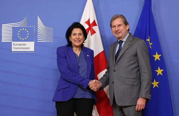 სალომე ზურაბიშვილი ევროკომისარ იოჰანეს ჰანს შეხვდა
