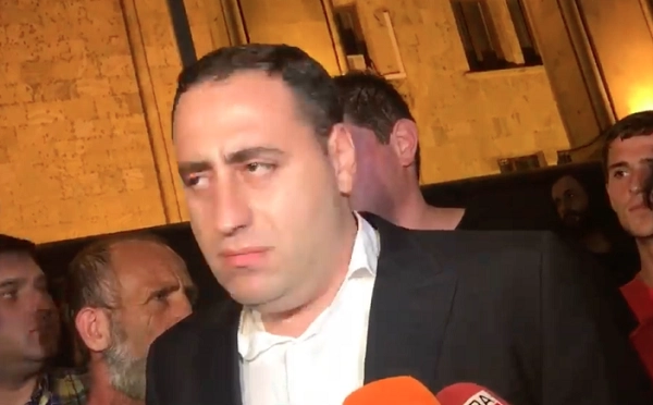 პარლამენტის მიმდებარე ტერიტორიიდან პოლიციამ გიორგი ვაშაძე გაიყვანა