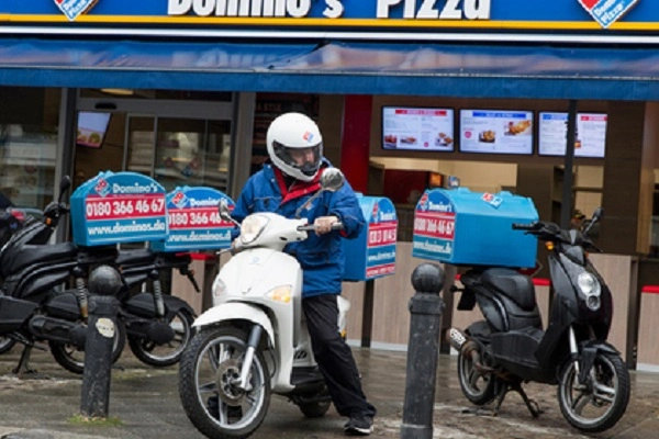 Domino’s-ს კურიერმა პიცა ელისაბედ მეორეს ბუკინგემის სასახლეში მიუტანა