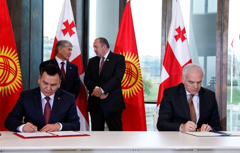პრეზიდენტის სასახლეში საქართველოსა და ყირგიზეთის სახელმწიფო სტრუქტურებს შორის შეთანხმებებს მოეწერა ხელი