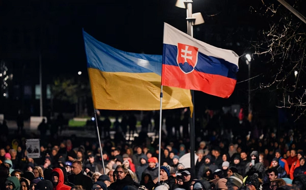 სლოვაკეთში მთავრობის საწინააღმდეგო და უკრაინის მხარდამჭერ აქციაზე ათასობით ადამიანი გამოვიდა