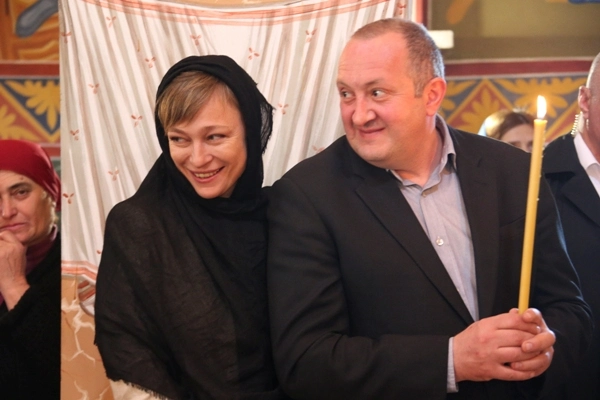 საქართველოს პეზიდენტი პირველ ლედისთან ერთად ხარების სადღესასწაულო წირვას სოფელ ქანდაში დაესწრო