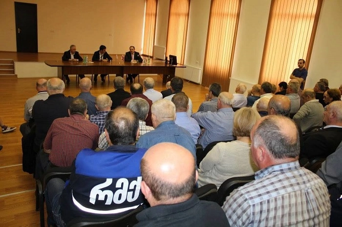  ,,ქართული ოცნების“ რუსთავის მაჟორიტარობის კანდიდატები მეტალურგებს შეხვდნენ