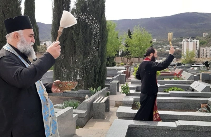 მართლმადიდებელი ეკლესია საფლავთა კურთხევის დღეს აღნიშნავს
