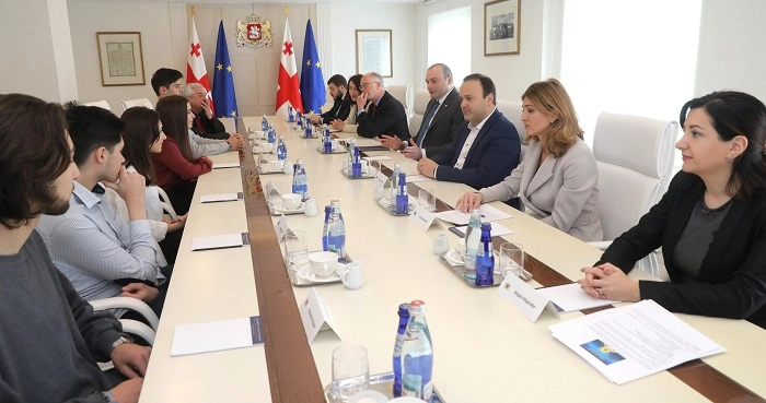 მამუკა ბახტაძემ ახალგაზრდა გამომგონებლებს უმასპინძლა