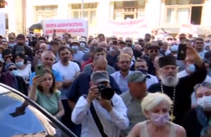 მეუფე სპირიდონის მხარდასაჭერად ომბუდსმენის ოფისთან აქცია იმართება