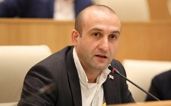 შემდეგ პარლამენტში მხოლოდ „ნაცები“ და „ქოცები“ თუ იქნებიან, სჯობს, ვიზასა და ბილეთებზე „ვიჩალიჩოთ“ - იაგო ხვიჩია