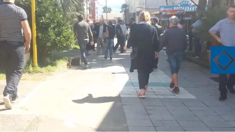 ქობულეთის სანაპიროზე კაფის მეპატრონე თვითდაზიანებით იმუქრება