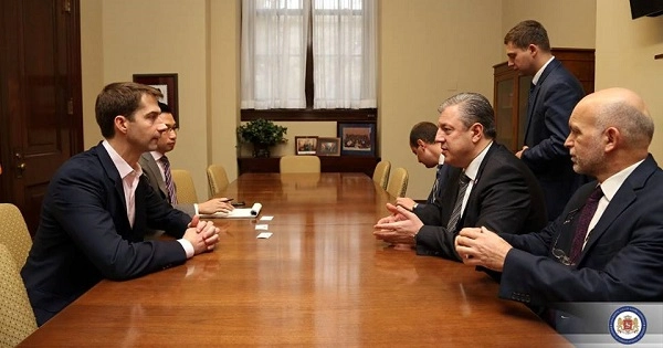 გიორგი კვირიკაშვილი სენატორებს ტომ კოტონსა და ჯეფრი სეშენს შეხვდა