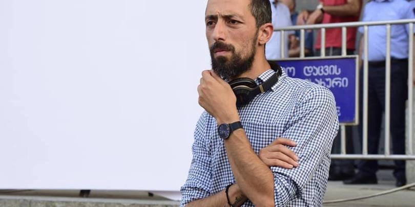 პოლიციელებმა გიგა მაქარაშვილს დაკავების დროს ხელი მოტეხეს