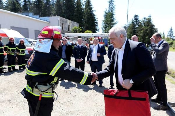 შს მინისტრმა მეხანძრე-მაშველებს ახალი ეკიპირება გადასცა