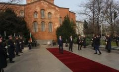 პრემიერმა უცნობი ჯარისკაცის მემორიალი გვირგვინით შეამკო