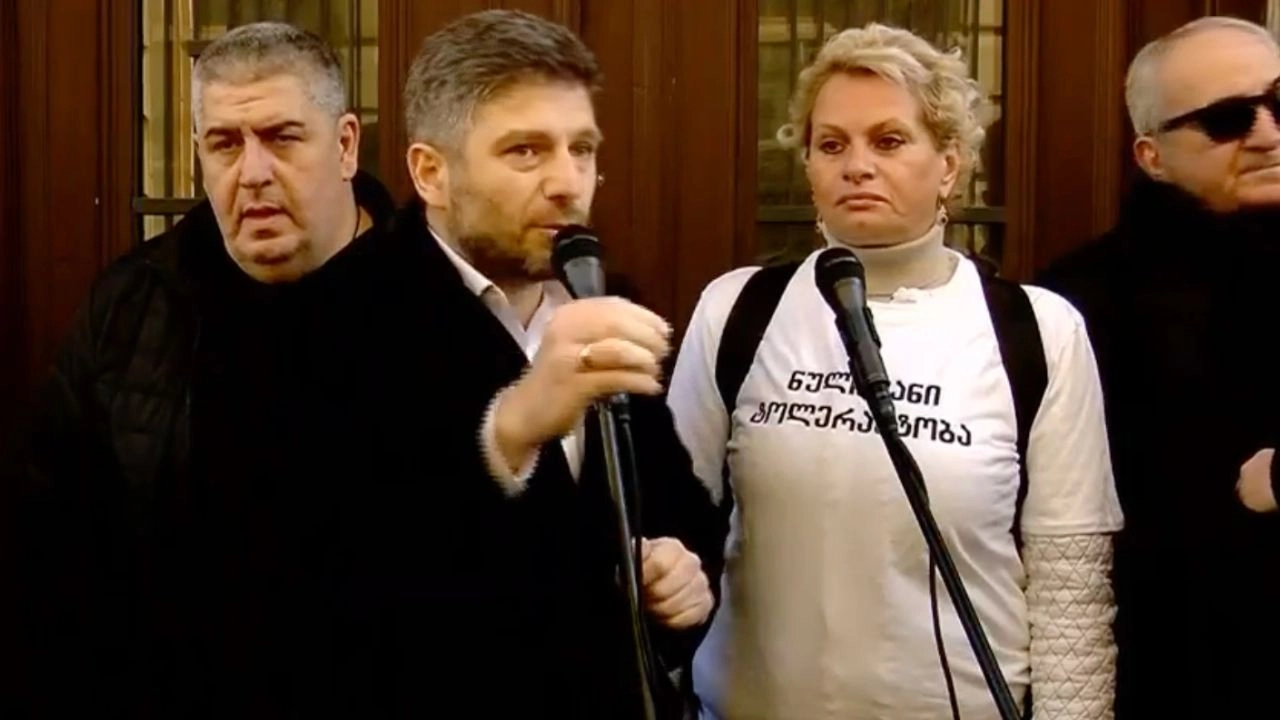 სალომე ზურაბიშვილის რეზიდენციასთან მიმდინარეობს აქცია მოთხოვნით, არ შეიწყალოს მიხეილ სააკაშვილი