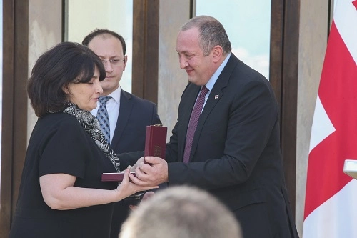  პრეზიდენტმა საქართველოს საგანგებო და  სრულუფლებიანი ელჩები სიკვდილის შემდეგ ბრწყინვალების საპრეზიდენტო ორდენით დააჯილდოვა