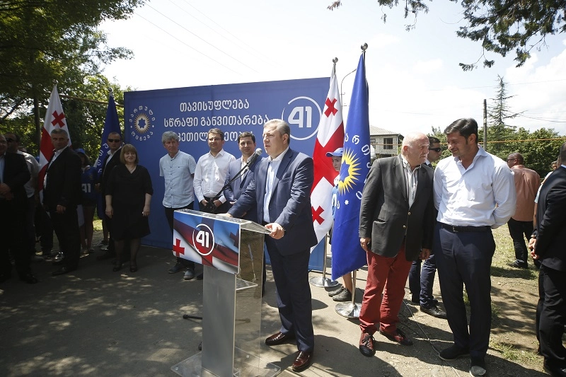 ლანჩხუთელებს მაჟორიტარი დეპუტატობის კანდიდატი გიორგი კვირიკაშვილმა წარუდგინა