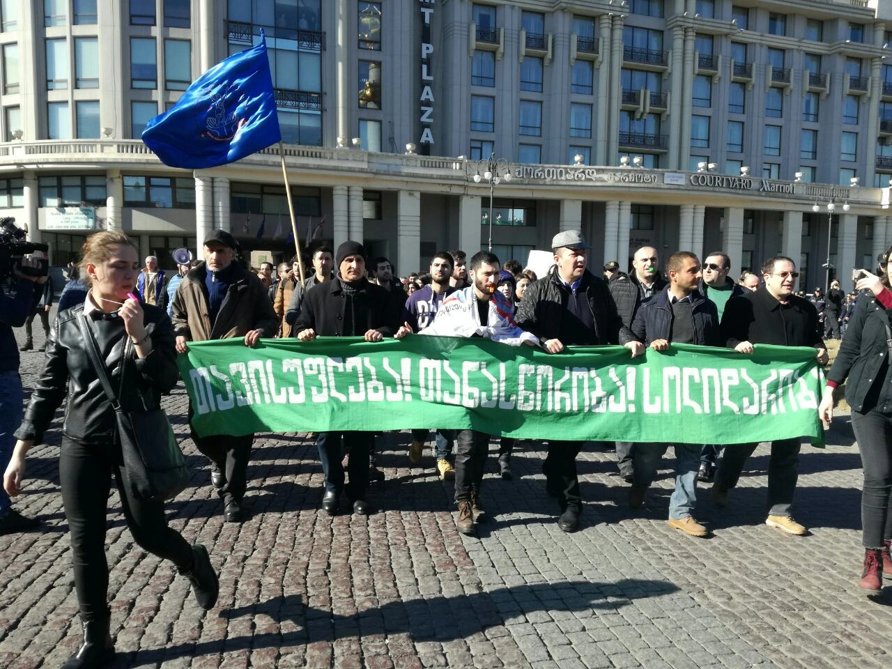 რუსთაველის გამზირზე „აზოტიდან“ გათავისუფლებულების მხარდასაჭერი საპროტესტო აქცია მიმდინარეობს