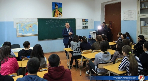ფინანსთა მინისტრმა ნოდარ ხადურმა საქართველოს ნატოსა და ევროკავშირში ინტეგრაციის პერსპექტივაზე საჯარო ლექცია წაიკითხა