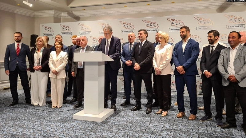 "ქართული ოცნებიდან" წასულ ოთხ პარლამენტარს უმრავლესობიდან კიდევ ხუთი დეპუტატი შეუერთდა