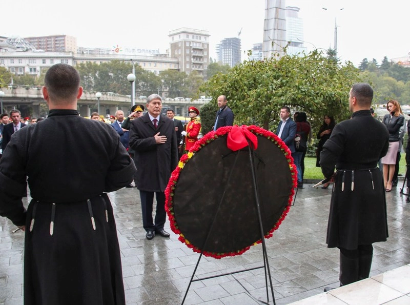 ყირგიზეთის პრეზიდენტმა საქართველოს ერთიანობისათვის დაღუპულ გმირთა  ხსოვნას პატივი მიაგო