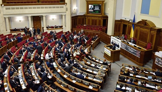 ბოთლების სროლა და ჩხუბი უკრაინის პარლამენტში (ვიდეო)
