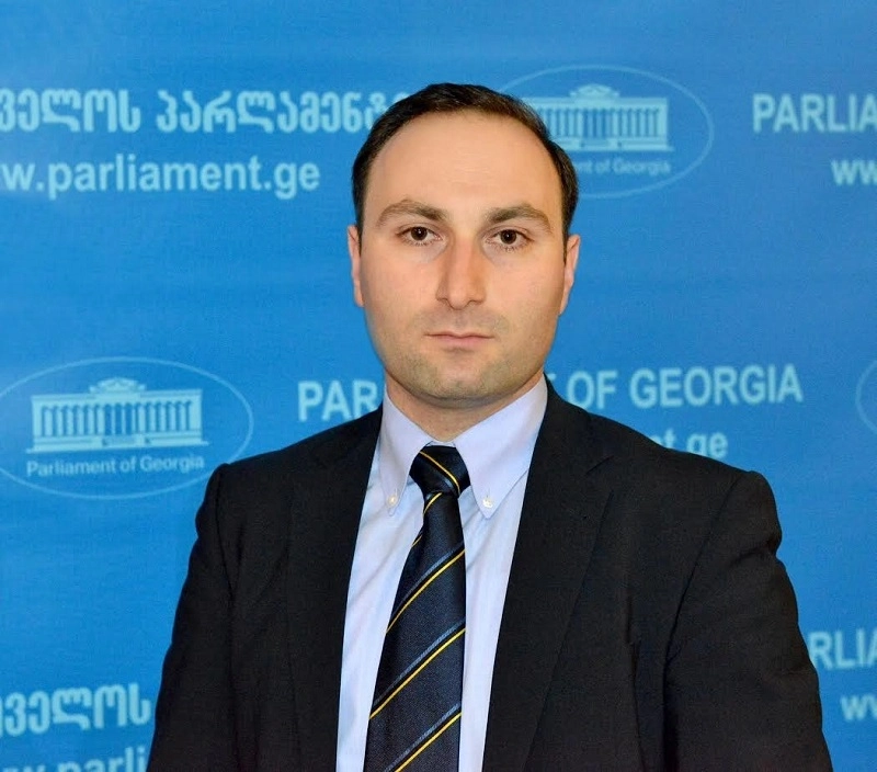 იკვეთება ექსპერტების სახით მოწვეული პირების კავშირები იმ პოლიტიკურ პარტიებთან, რომლებიც რუსთაველის გამზირზე ორგანიზებას უწევდნენ აქციებს - ანრი ოხანაშვილი