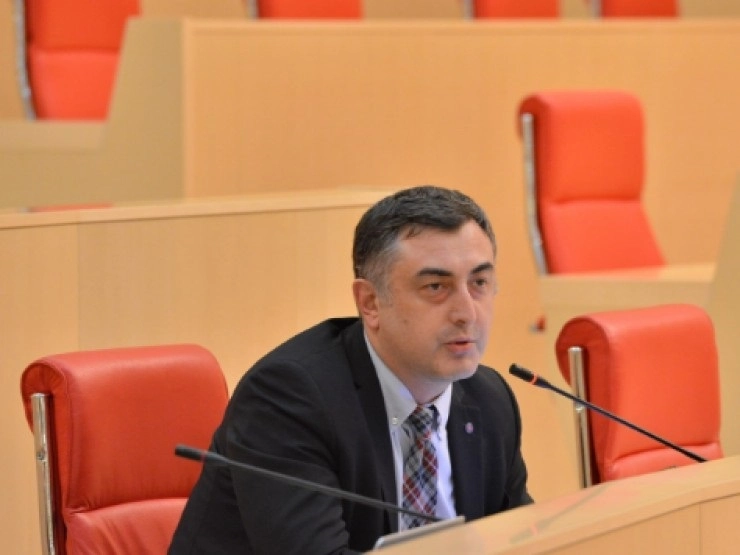 დღეს ხელისუფლებაში არის ბევრი დამნაშავე, მაგრამ იმ ღამეზე პასუხისმგებლობა ეკისრება გახარიას - სერგო რატიანი